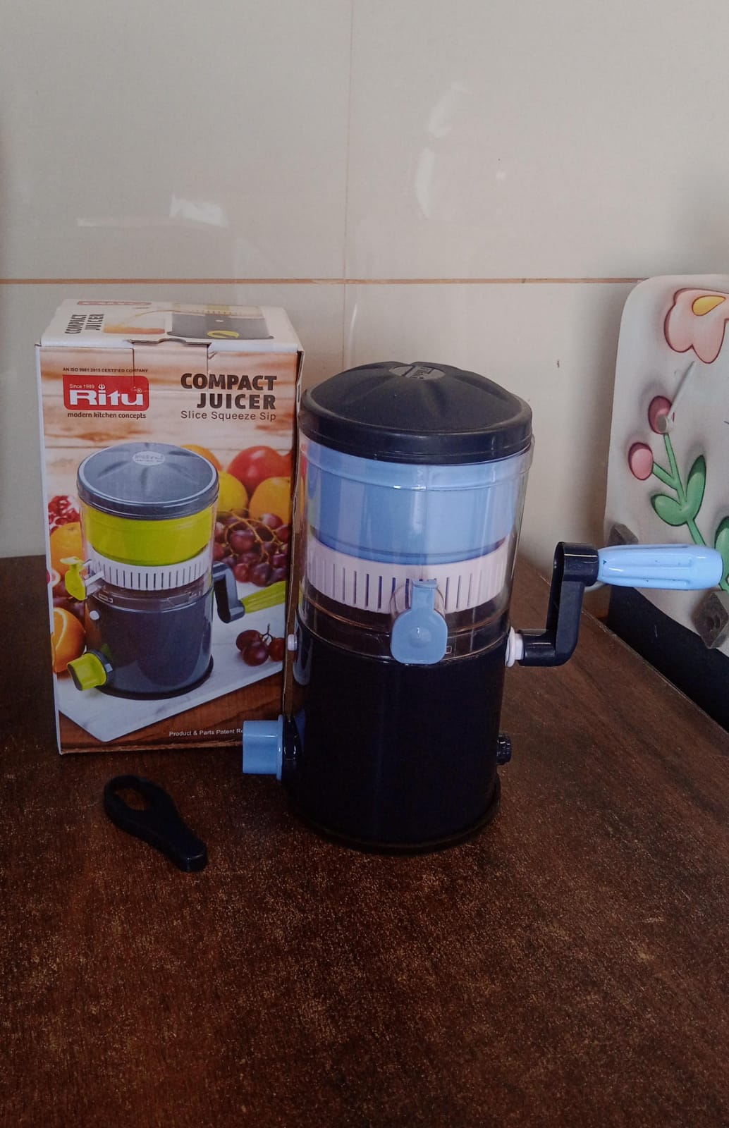 Hand Operated Compact Manual Juicer (Multicolor 1 Pc)